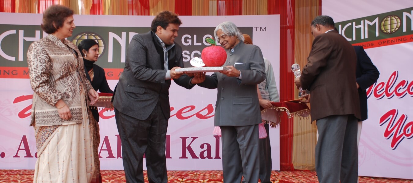 APJ Abdul kalam in Richmondd Global School in new Delhi at award ceremony